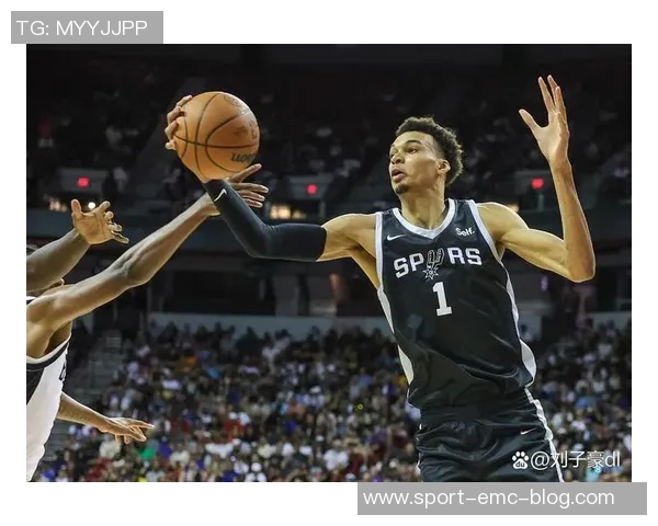 文班表现抢眼砍下22分9板媒体人担忧唐斯能否应对压力